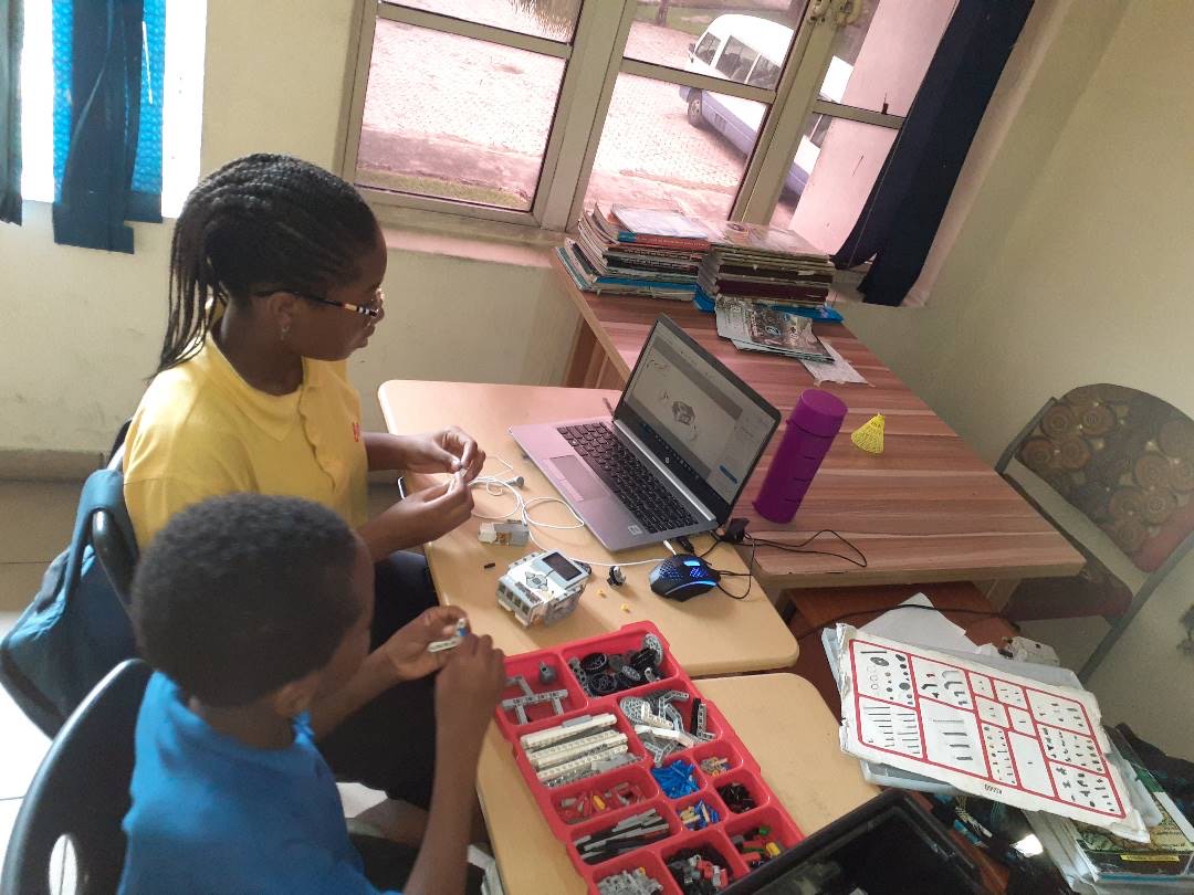 Students in Cita building robots using Lego EV3 kit
